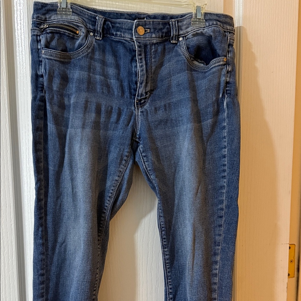 Slim cut Crop Blue Denim Jeans by White House Black Market sz 12